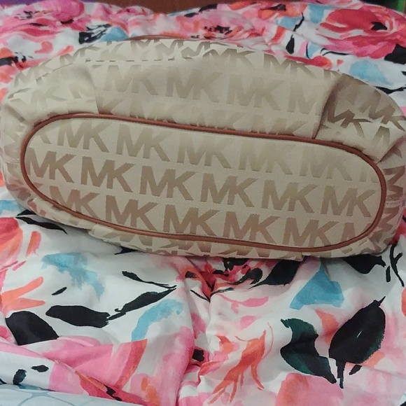 Michael Kors Ring Tote - Picture 5 of 7