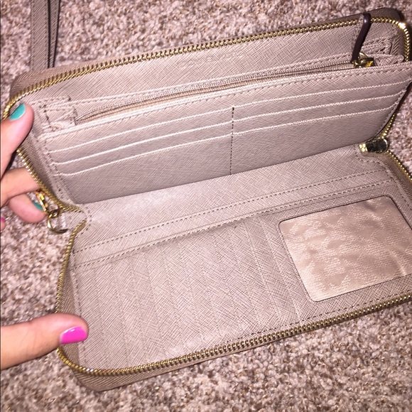 Michael Kors Large Zip Around Wallet - Picture 2 of 2