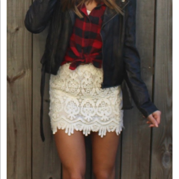 Crochet mini skirt - Picture 3 of 3