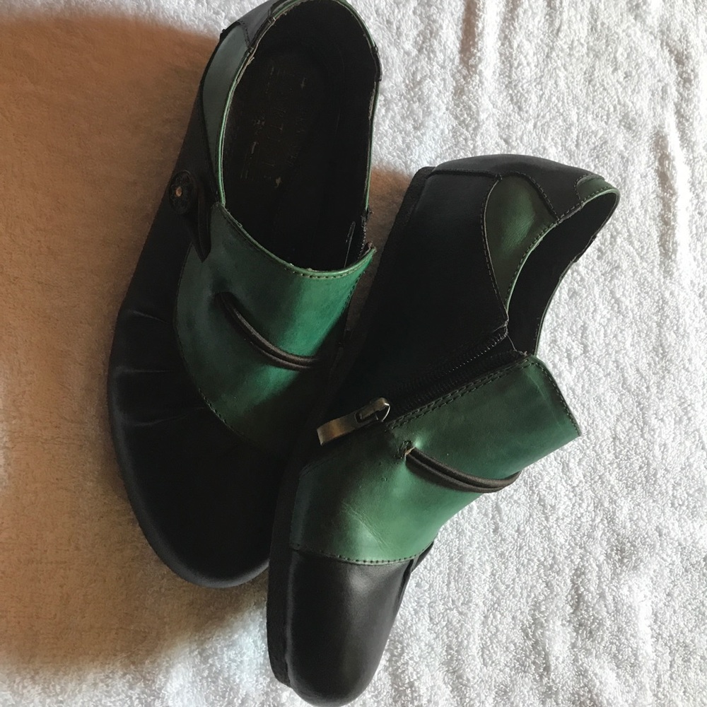 Size 9 black and teal leather flats - Picture 1 of 4