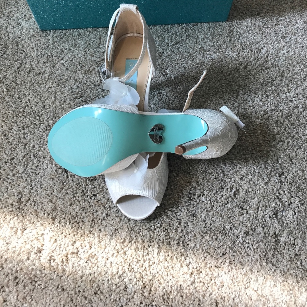 Blue by Betsey Johnson Sadie ivory lace t-strap 💍