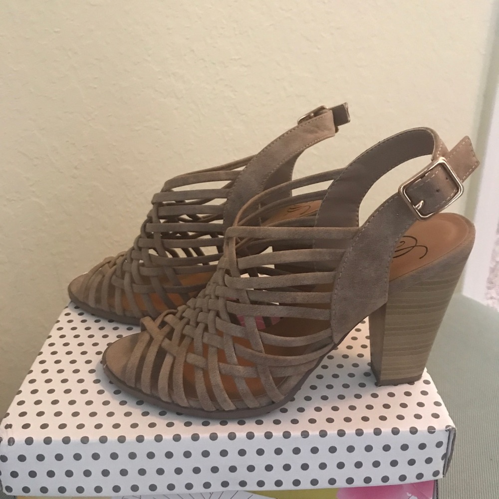 Strappy sandals. Like new. Size 7