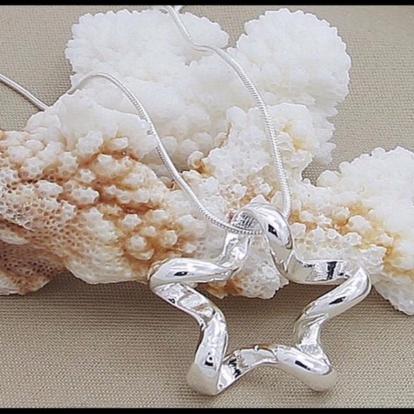 🎄 Sterling Silver Star Charm Necklace ⭐️ (1 LEFT) - Picture 2 of 3