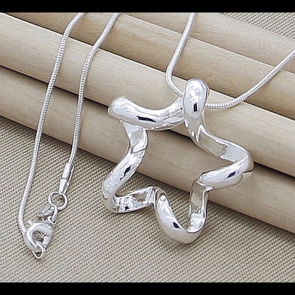 🎄 Sterling Silver Star Charm Necklace ⭐️ (1 LEFT) - Picture 3 of 3