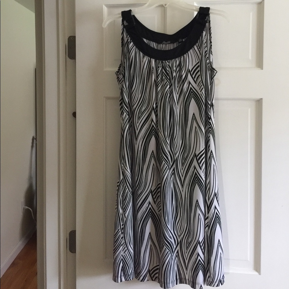 Black and white sleeveless print dress. Size M