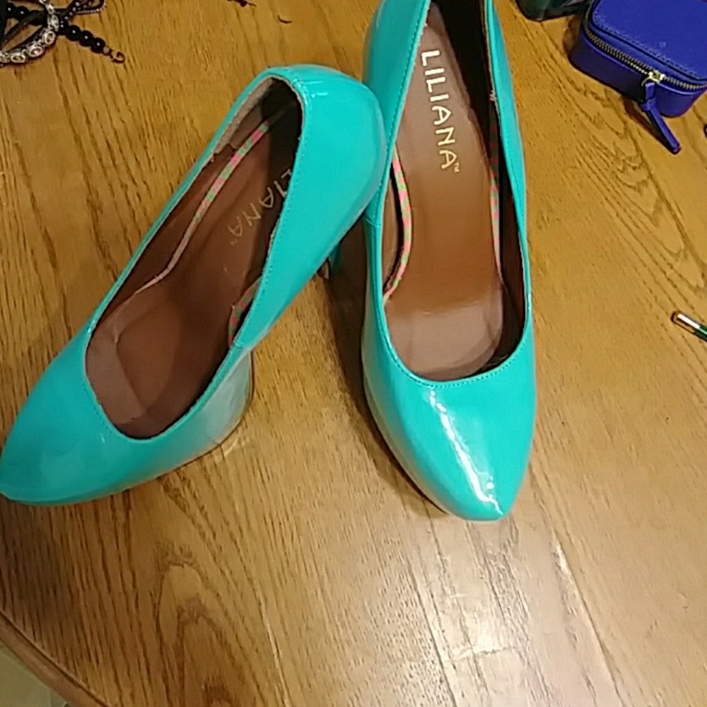 Lilana aquamarine pumps
