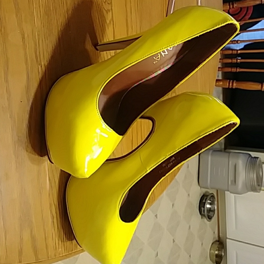 Liliana yellow pumps