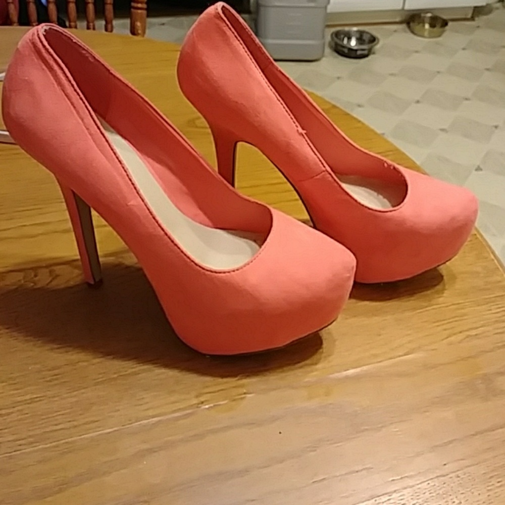 Breckelle's geniuine salmon/pink pumps