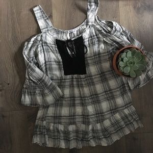Cute Cold Shoulder Plaid Top NWT • Size Small