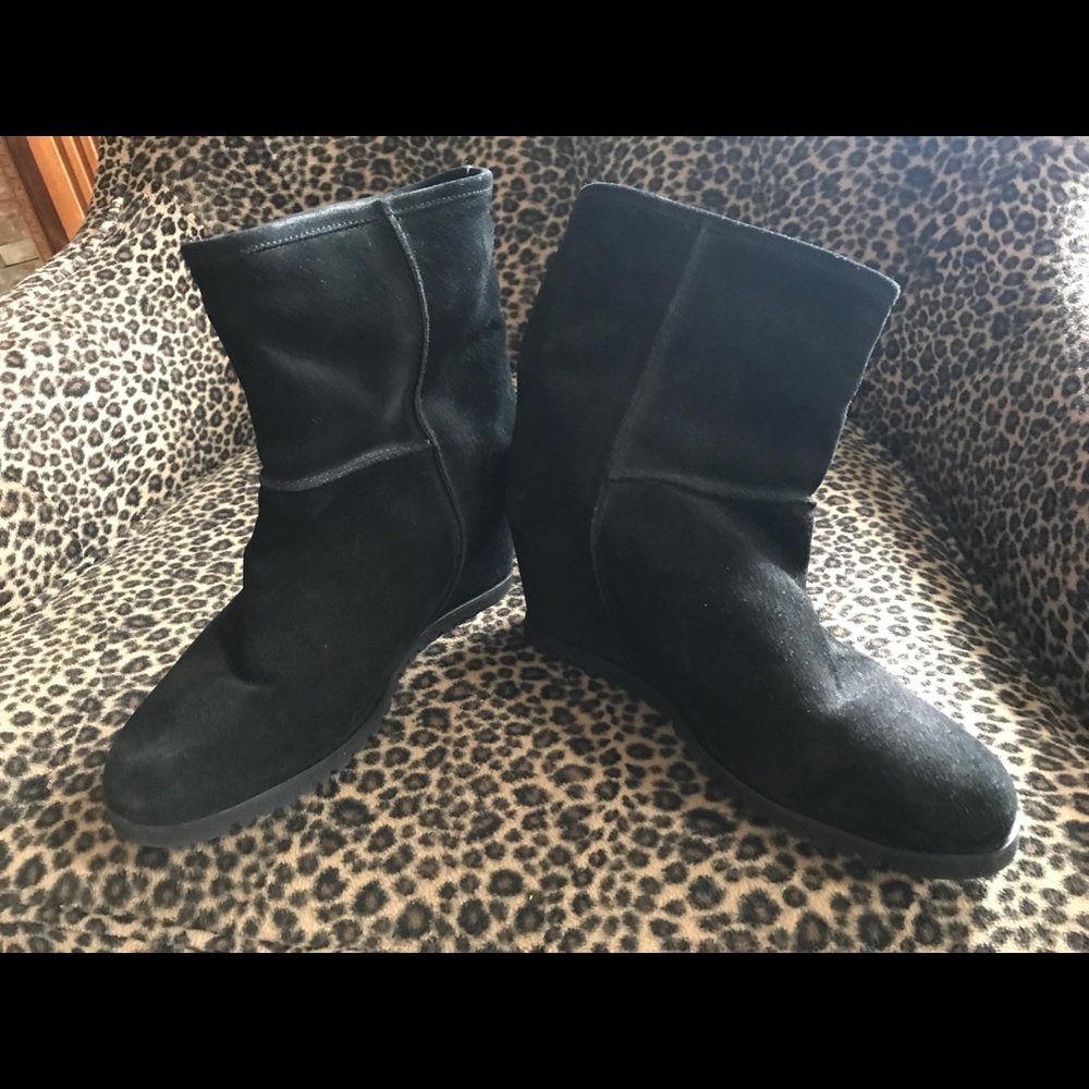 Black sheepskin wedge ankle boots - ski chic!