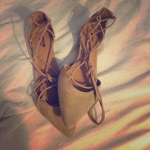 Nude tie flats 🎀
