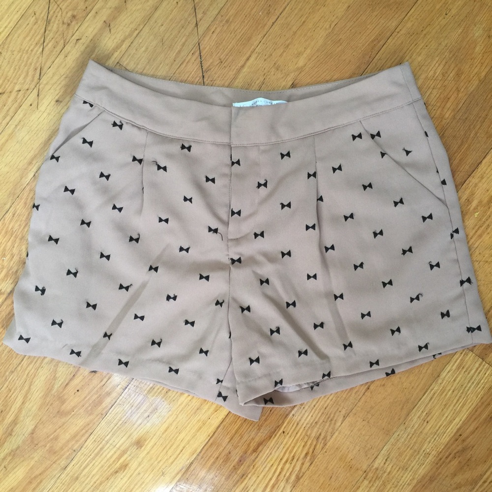 Dressy shorts with little black bow