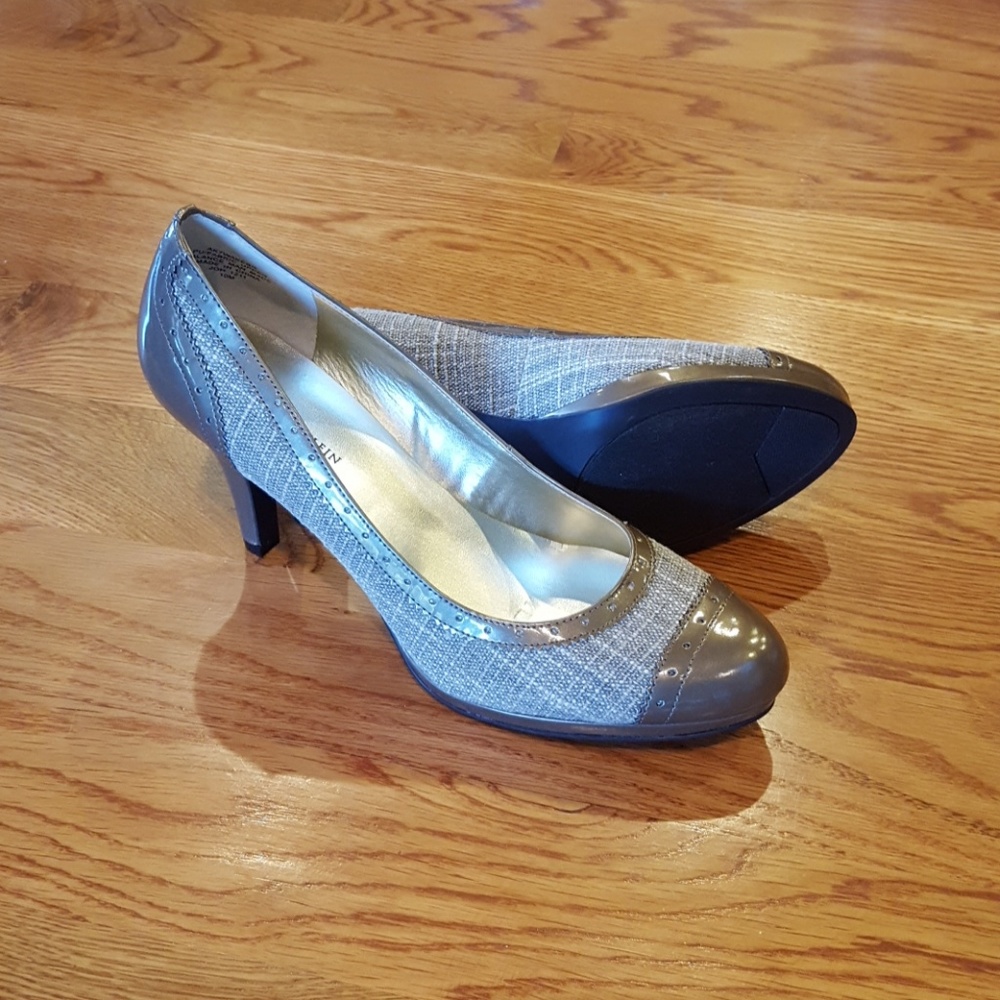 NWOT AK Anne Klein Patent Leather Linen 10M 3"