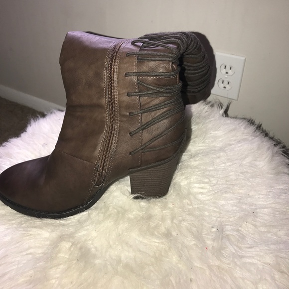 Cowgirl boot w/ string across the back - Picture 2 of 3