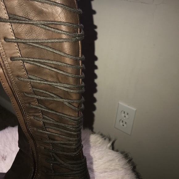 Cowgirl boot w/ string across the back - Picture 3 of 3