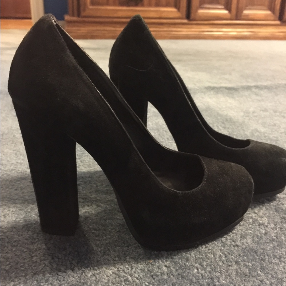 Black suede Steve Madden pumps