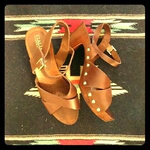 Wooden soles sandals with gold grommeting
