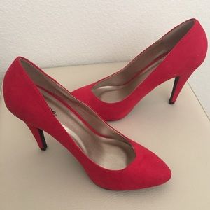 Red pumps