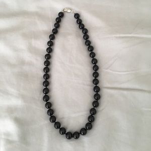Black imitation pearl necklace