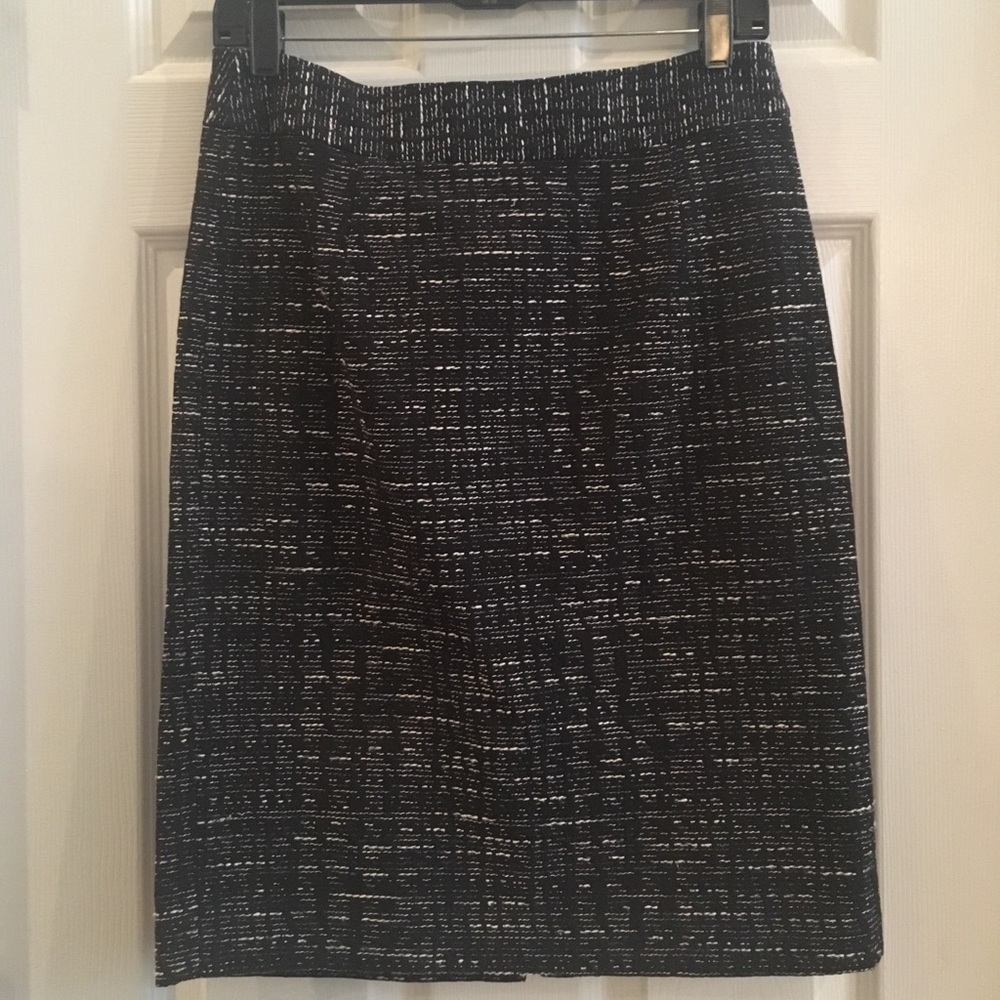 EUC Banana Republic Black/white tweed pencil skirt
