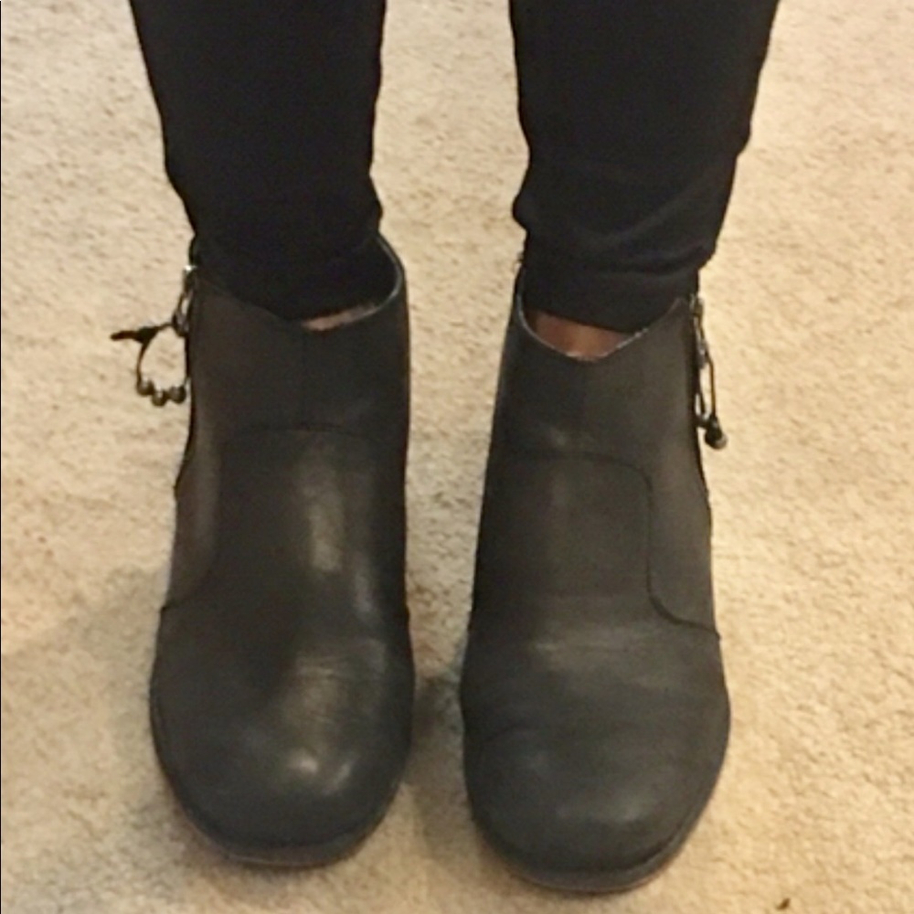 Olukai Kaona Black leather ankle boots sz 9