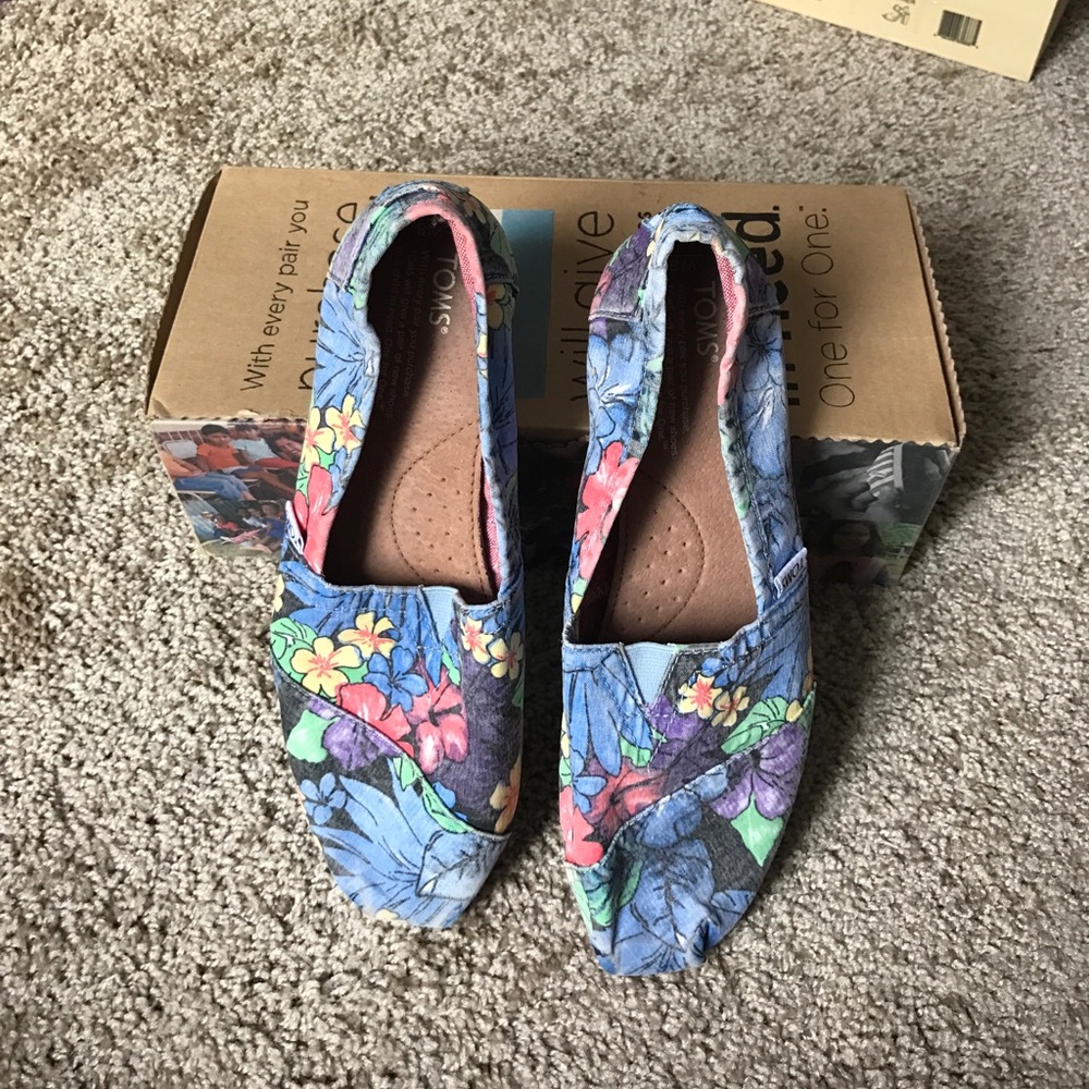 Brand new Faded Tropical TOMS size 8