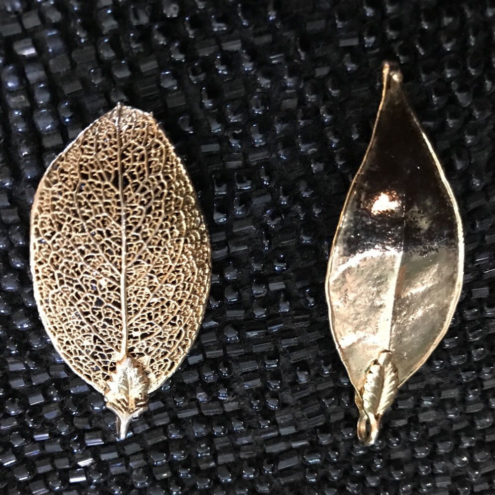 2 gold toned leaves. Both are 1/2” wide. Look new