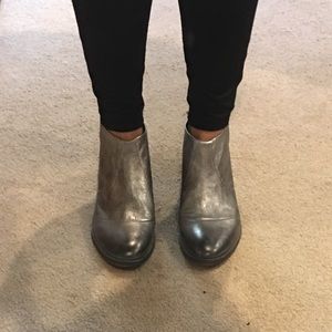 Kenneth Cole pewter leather ankle boots sz 10+
