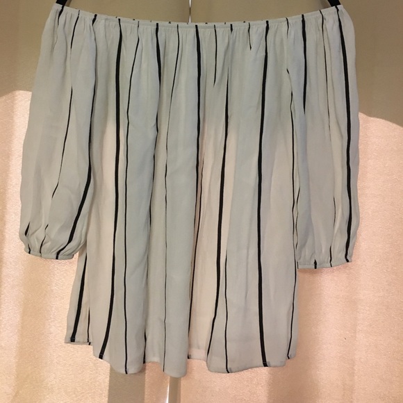 Boutique small off the shoulder top - Picture 1 of 1