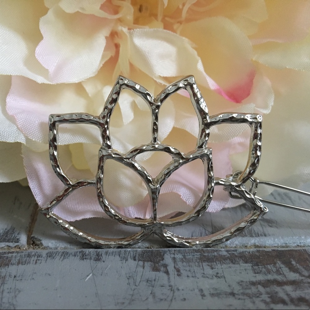 🆕 Silver Toned Lotus Flower Hair Clip