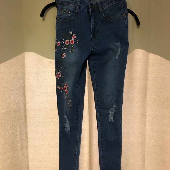 Floral embroidered jeans with destroyed hem - Picture 1 of 4