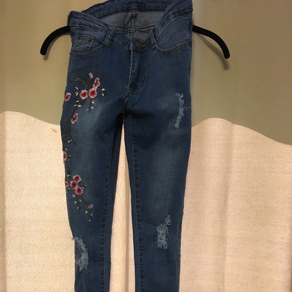 Floral embroidered jeans with destroyed hem - Picture 2 of 4