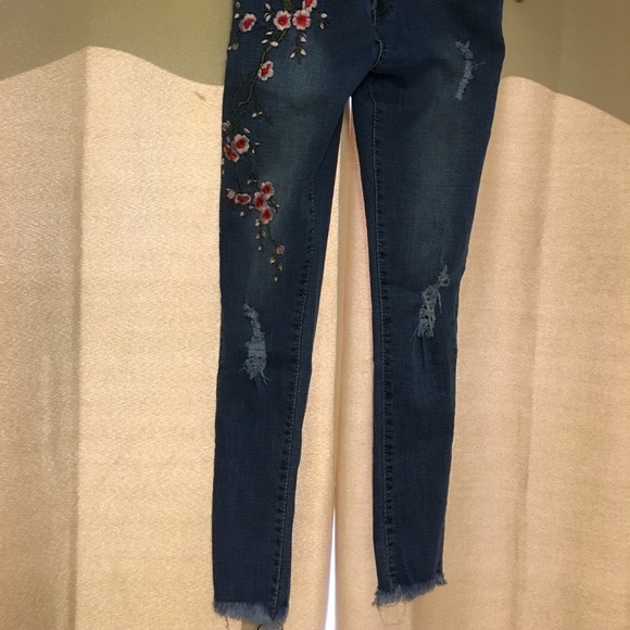 Floral embroidered jeans with destroyed hem - Picture 3 of 4
