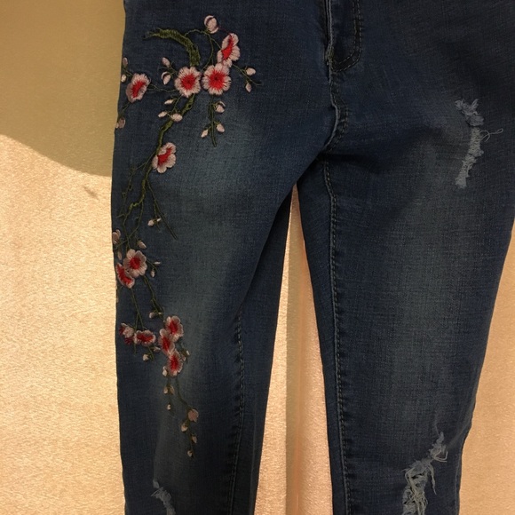 Floral embroidered jeans with destroyed hem - Picture 4 of 4