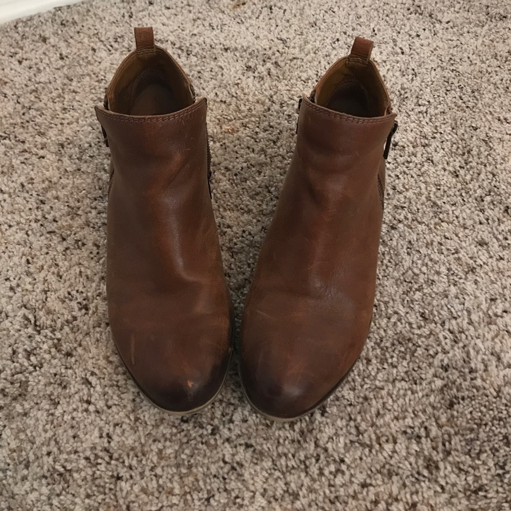 Too small & hurt my feet