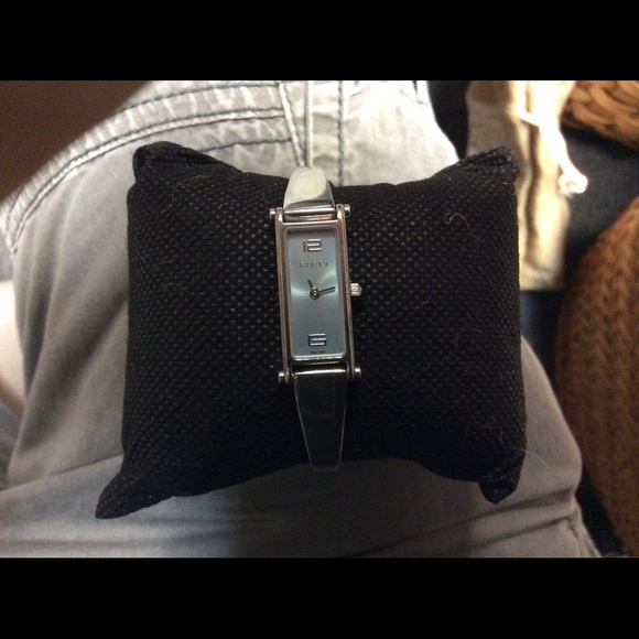 Gucci Women's Watch 1500L - Picture 2 of 4