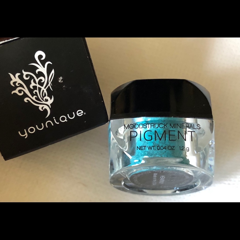 Younique MATTE Pigment Powder - HEAVENLY