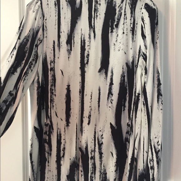 Eight Sixty V Neck Blouse - Picture 2 of 3