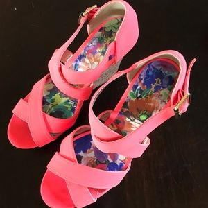 Size 10 Neon Coral 5” Qupid Wedges