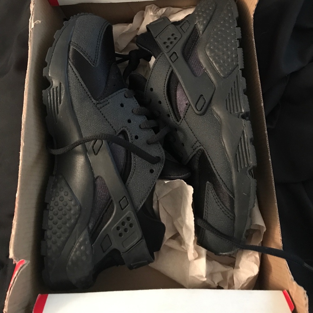 ALL BLACK NIKE HUARACHES