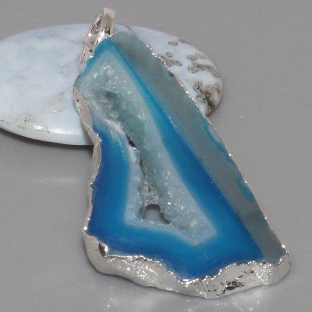 NWOT Beautiful Agate Druzy Pendant – Blue WI-12804