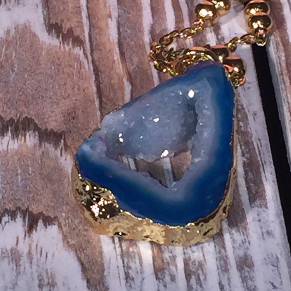 NWOT Beautiful Agate Druzy Pendant – Blue WI-12809