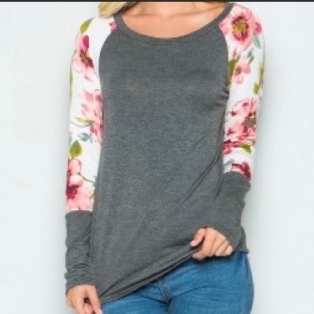 🆕Floral contrast long sleeve top. Only 2 left!