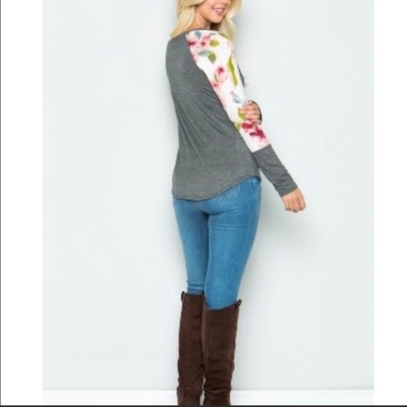 🆕Floral contrast long sleeve top. Only 2 left! - Picture 2 of 4