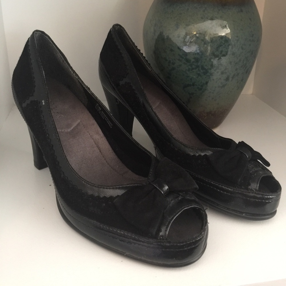 Cool black pumps