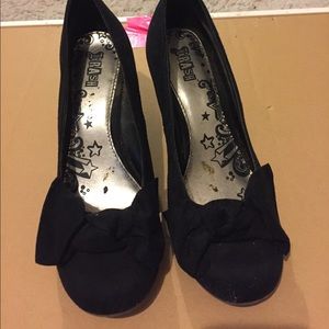 Black wedge shoes