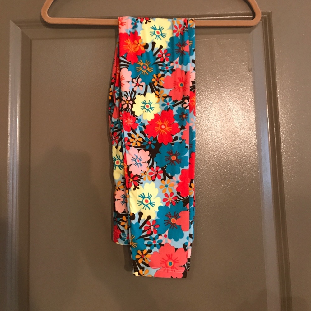 NWT Agnes & Dora Floral Leggings Size S/M