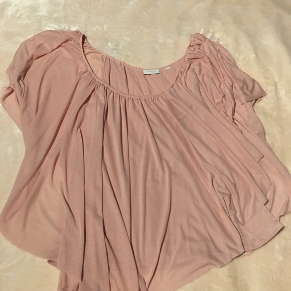 New York & Company Tops - ❗️4/$15❗️NY&C peach Flowy layered top