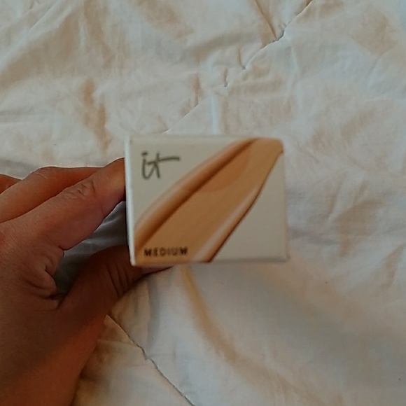 NIB It Cosmetics Bye Bye Foundation Medium - Picture 3 of 4