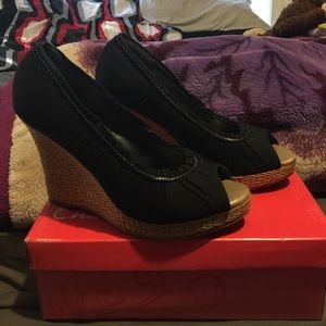 Black wedges